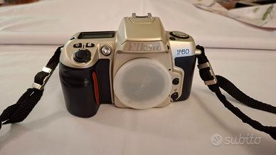 Fotografia Nikon F60 con accessori