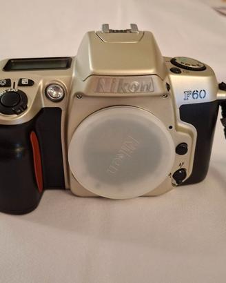 Fotografia Nikon F60 con accessori