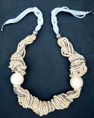 Collana di perline color crema beige