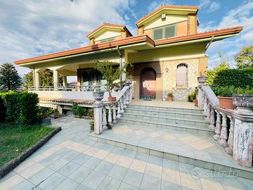 VILLA SINGOLA CON SPAZIO ESTERNO SU TRE LIVELLI