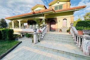 VILLA SINGOLA CON SPAZIO ESTERNO SU TRE LIVELLI