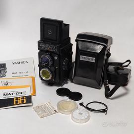 Macchina fotografica Yashica Mat-124 G con custodi