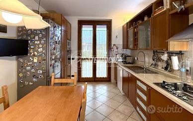 VILLA BIFAMILIARE CON AMPIO GIARDINO