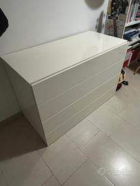 Cassettiera moderna con quattro cassetti.