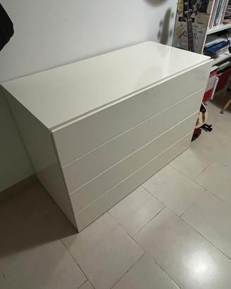 Cassettiera moderna con quattro cassetti.