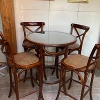 Tavolo tondo con sgabelli