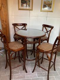 Tavolo tondo con sgabelli