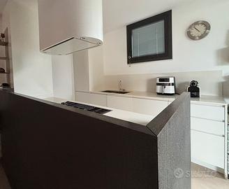 Cucina con elettrodomestici