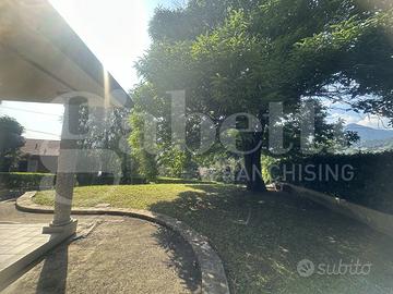 Villa o villino Longone al Segrino