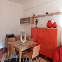 Soggiorno con tavolo e sedie 