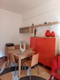 Soggiorno con tavolo e sedie 