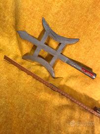 alabarda in metallo elemento di scena