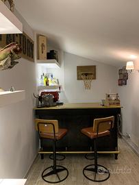 Mobile bar in ferro battuto con sgabelli