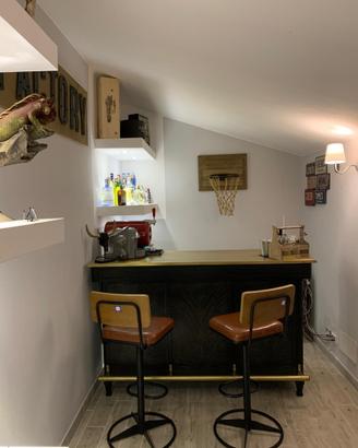 Mobile bar in ferro battuto con sgabelli