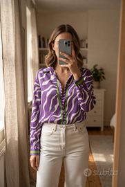 Camicia oversize fantasia animalier viola e bianca