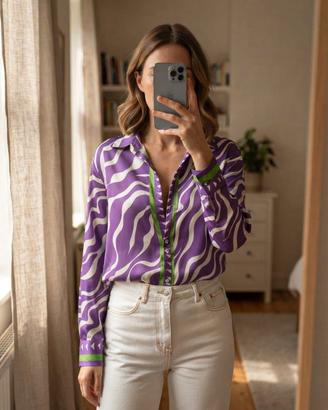 Camicia oversize fantasia animalier viola e bianca