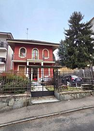 Villa di 300 m² con più di 5 locali e box auto a A