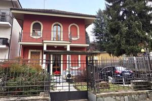 Villa di 300 m² con più di 5 locali e box auto a A