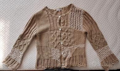 Maglione con bottoni tonalità ecru