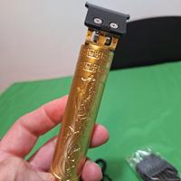 Rasoio per capelli elettrico dorato con incisioni