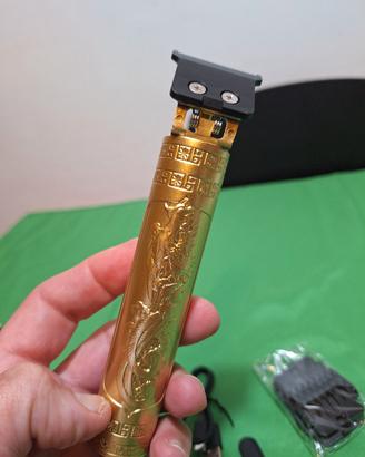 Rasoio per capelli elettrico dorato con incisioni