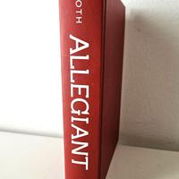 Allegiant della serie Divergent, di Veronica Roth