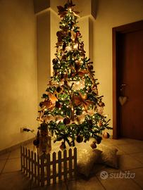 albero di Natale compreso di luci e addobbi come i