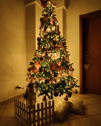 albero di Natale compreso di luci e addobbi come i
