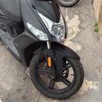 moto scooter Kymco Agility nero 