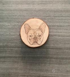 Decorazione bulldog francese su legno naturale