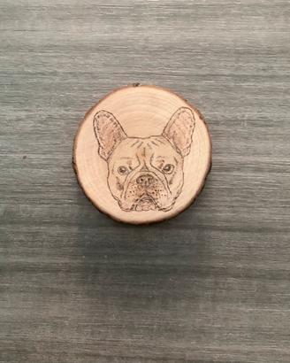 Decorazione bulldog francese su legno naturale