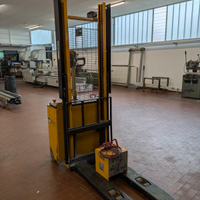 Transpallet a colonna elettrico 1500kg + carica b