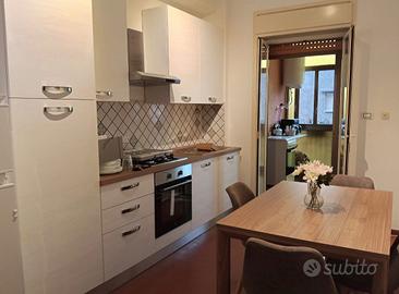 Cucina componibile con tavolo e sedie