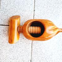 Schiaccianoci in legno e 3 utensili da cucina  acc