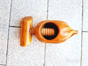 Schiaccianoci in legno e 3 utensili da cucina  acc