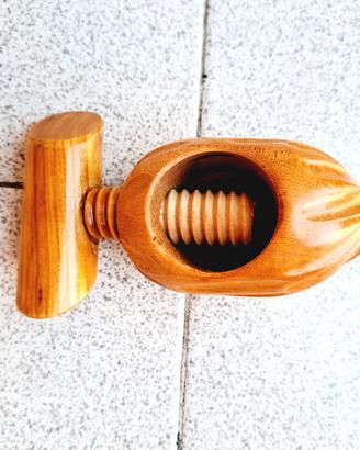 Schiaccianoci in legno e 3 utensili da cucina  acc