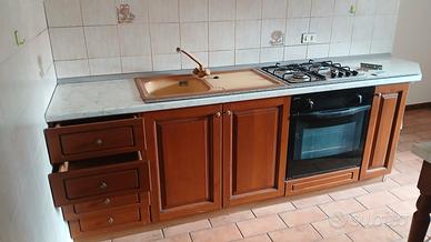 Cucina completa con forno e piano cottura