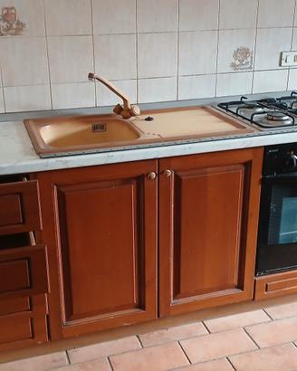 Cucina completa con forno e piano cottura