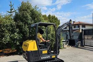 E232 - Mini escavatore 15 q.li Volvo EC15