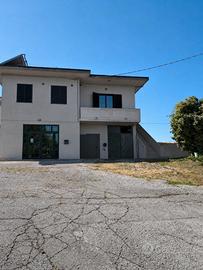 Appartamento con garage, capannone, uffici