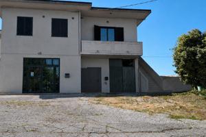 Appartamento con garage, capannone, uffici