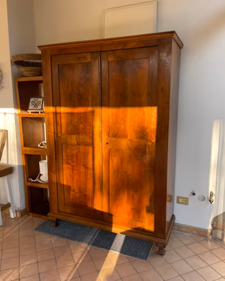 Armadio antico in legno massello