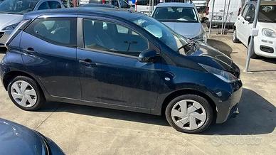 Toyota Aygo 1.0 VVT-i 69 CV 5 porte x-play MMT