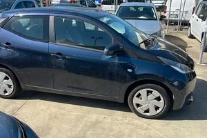Toyota Aygo 1.0 VVT-i 69 CV 5 porte x-play MMT