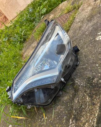 Faro toyota rav 4