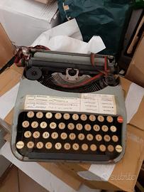 vecchia macchina da scrivere senza marca.