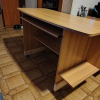 scrivania  in legno grande