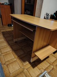 scrivania  in legno grande
