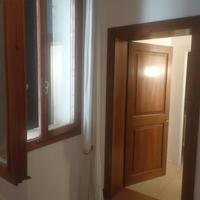 Porte storiche in noce e tendaggi