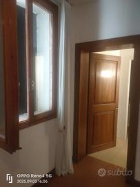 Porte storiche in noce e tendaggi